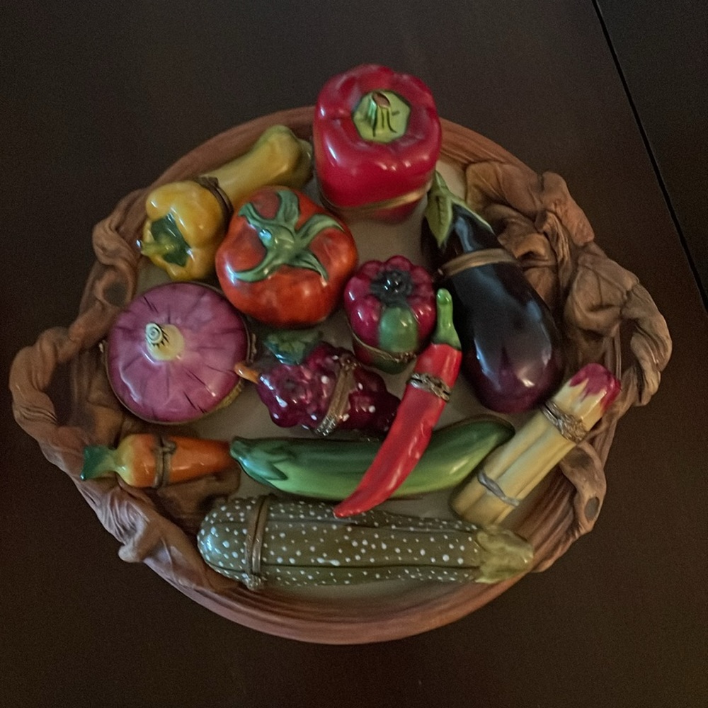 Hand painted Limoges Chili Pepper box - Picture 7 of 7